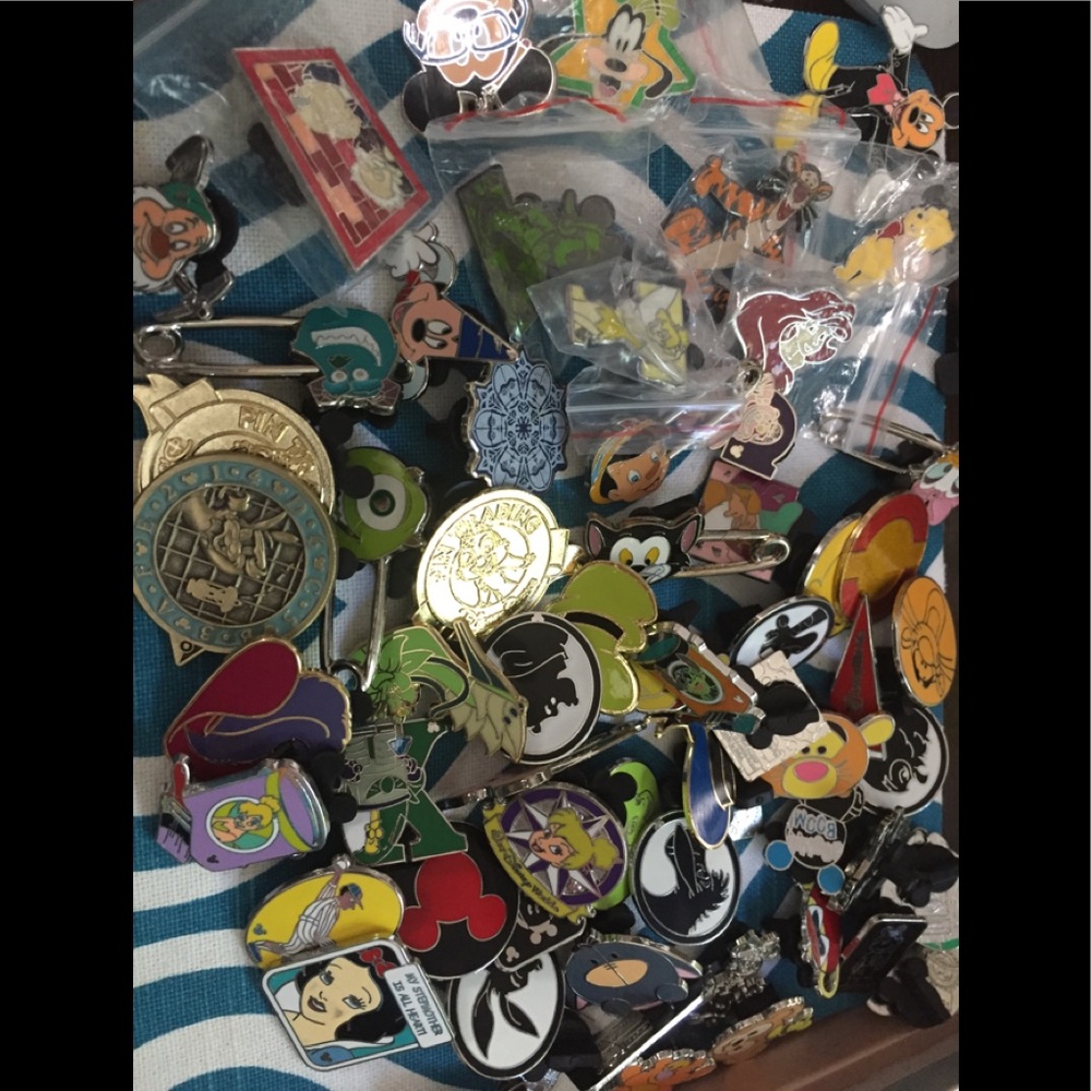 65 Disney trading pins